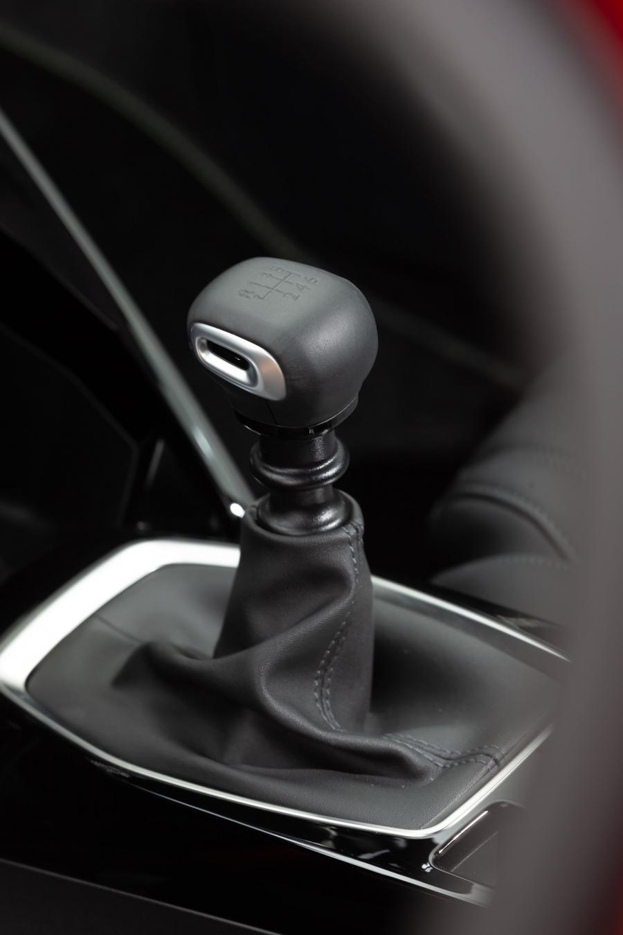 Детали интерьера Peugeot 208 2019 года  (WW) (фото 14 из 41)